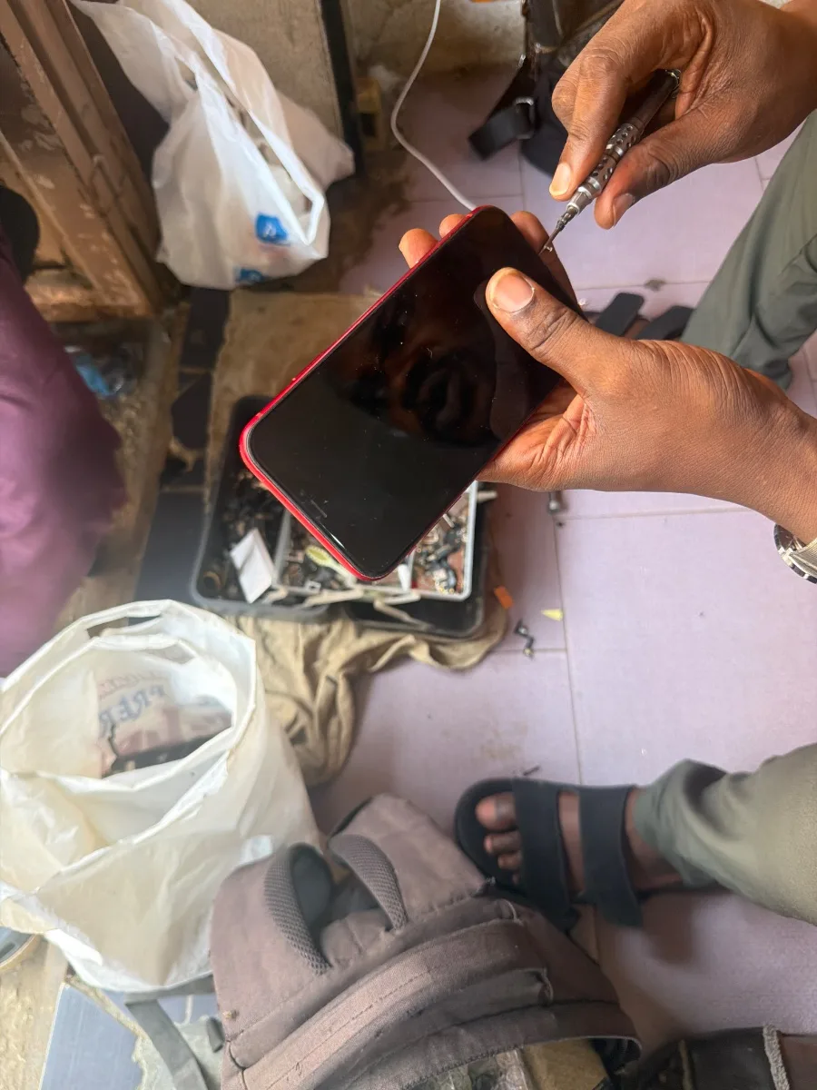 À écouter — Réparation — Écoutez la note vocale du vendeur chez Joe Apple, Marché Colobane Dakar