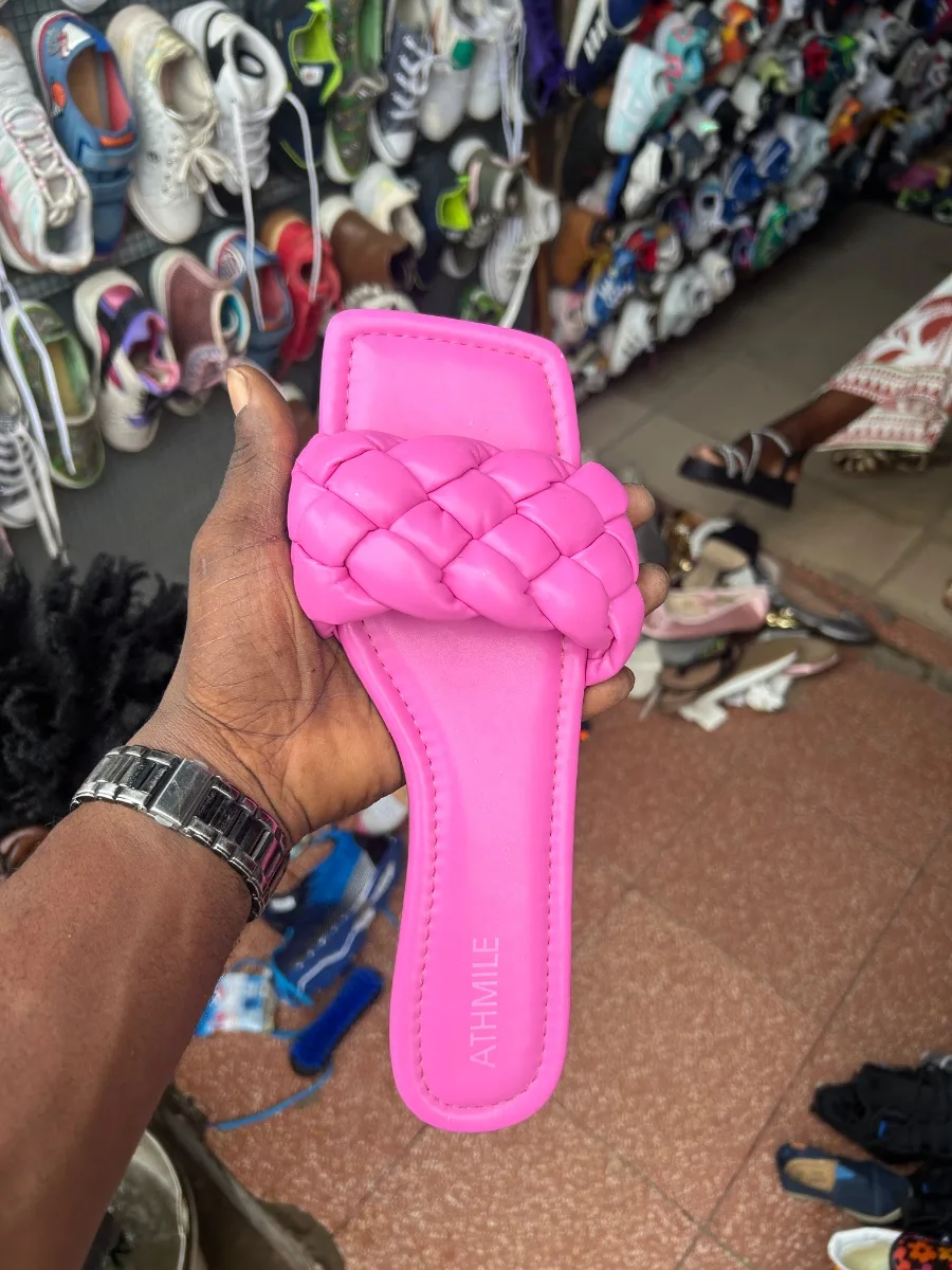 À écouter — Chaussures & Sacs — Écoutez la note vocale du vendeur chez Mor shoes, Marché Colobane Dakar