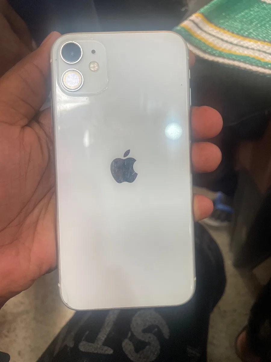 iPhone 11 simple 64go — Massamba Shop, Marché Colobane Dakar