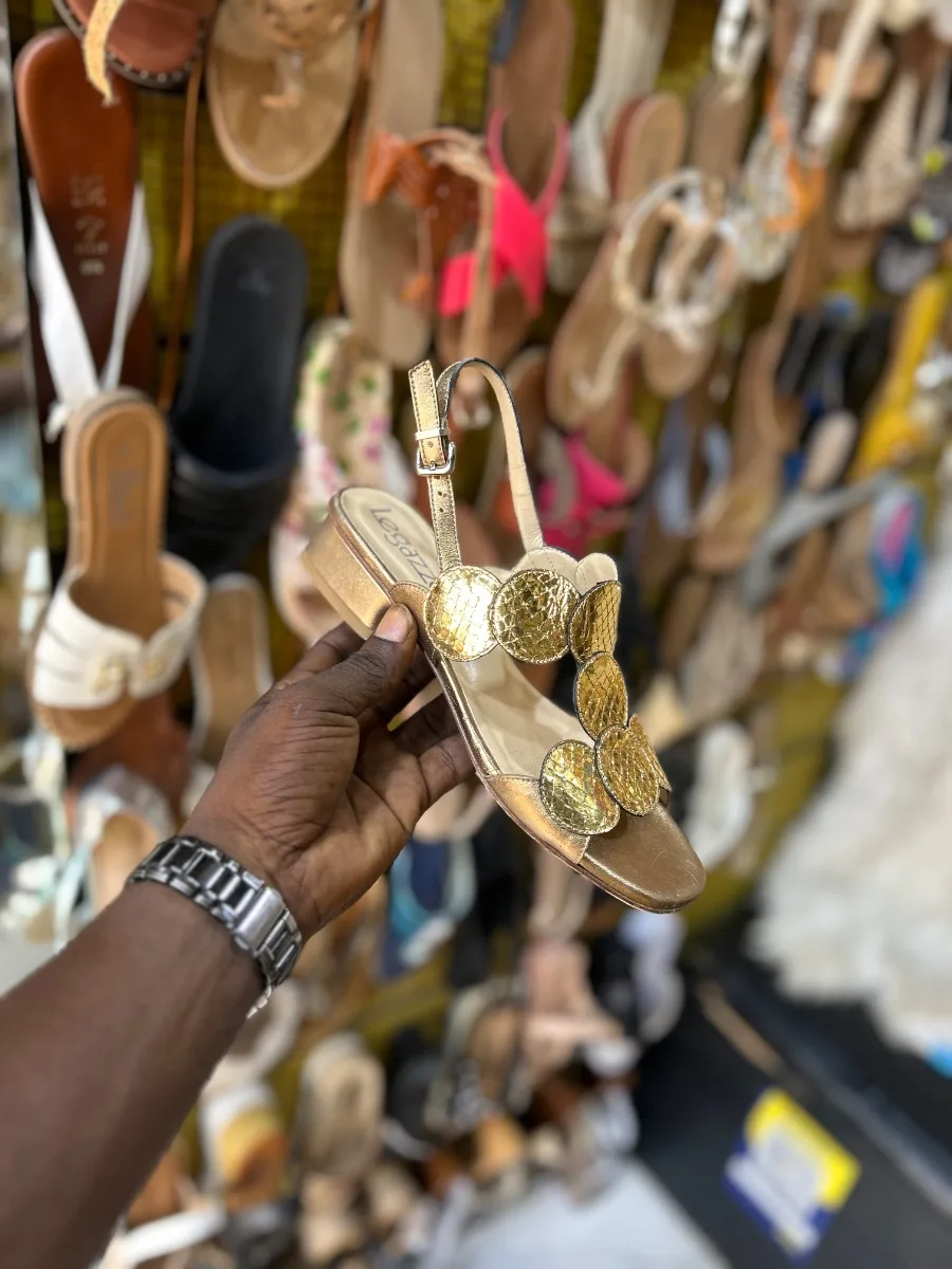 À écouter — Chaussures & Sacs — Écoutez la note vocale du vendeur chez Mor shoes, Marché Colobane Dakar